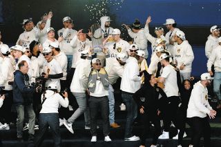 『伝説の名言』 ブルワーズWS初制覇パレード、26歳外野手の泥酔絶叫に注目集まる イベントにはミルウォーキーの人口を上回る75万人が集結