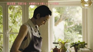 冨永愛が料理風景を初公開「緊張しますね」好物『サバ缶のココナツカレー』手際良く