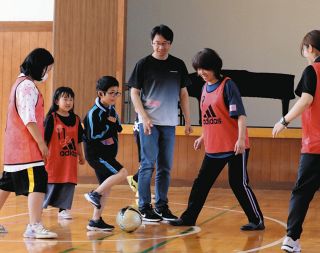 誰でも楽しくパラスポーツ体験　小学生からお年寄りまで15人が参加