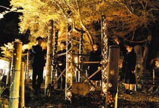 幻想的な紅葉モミジと竹明かり　土岐の「穴弘法」でライトアップ
