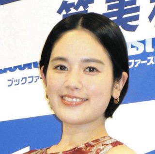 「ご結婚されて色気がマシマシ」筧美和子、巨大透けスカート『絶対領域』ショット　フォロワー「下半身ちょっと涼しく」「おしゃれな服」