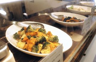 （右）彩り豊かな総菜が並ぶ店内のショーケース


