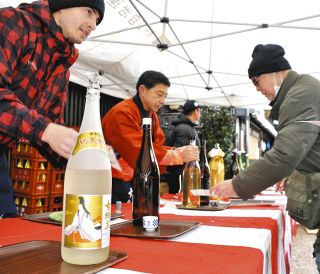 ファンが列、新酒を楽しむ　恵那の岩村醸造で蔵開き