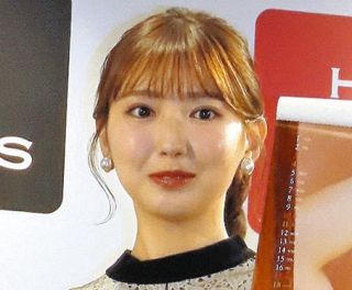 「愛華×ニット＝無敵最強」「フィット感がすごい」令和のグラビアクイーン・沢口愛華、白青の長袖ニット＆顔ハメパネル　ファン「あれ？ドラゴンズカラー！？笑」「この時期この服際立つ」