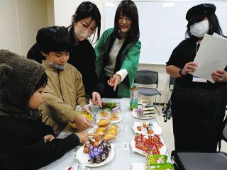 自国の文化 食でもＰＲ　高岡 国際交流員やＡＬＴ 住民と交流