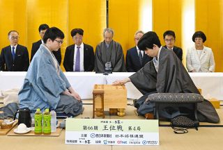 防衛か１勝か、王位戦第４局始まる　戦型は角換わり腰掛け銀