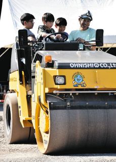 働く車に乗ってみた！　郡上市の大西組が重機展示、親子連れら体験