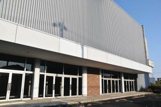プロレス興行や輸入車展示…50年以上の思い出いっぱい　岐阜産業会館、解体着手へ