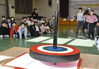 30キロのジャンボこまが回った！　瑞浪で子どもたちが新春の遊び