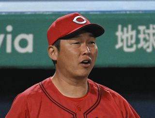 日本ハムにアクシデント 折れたバットがベンチの八木コーチの頭