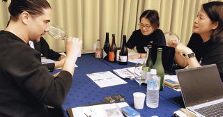 三重の日本酒を海外に　鈴鹿市で5カ国の業者招き商談会