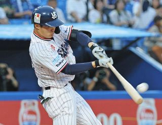 ロッテ】岡大海の逆転サヨナラ弾バットをプレゼント 殊勲の一発で折れ