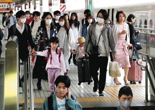 楽しみいっぱいＧＷ　ＪＲ浜松駅は家族連れなどで混雑