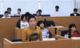 町の未来について児童が意見　三重県川越町で子ども議会、南北2校の6年生参加
