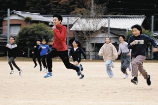 パラ五輪選手の走る速さに驚き　陸上・石田さん、下呂小で講話と教室