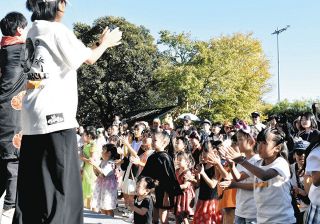 ハロウィーン気分で仮装ダンス　各務原・河川環境楽園でパーティ