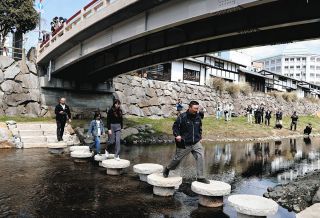 飛び石を整備して女鳥羽川を渡ろう　長野県が事業化