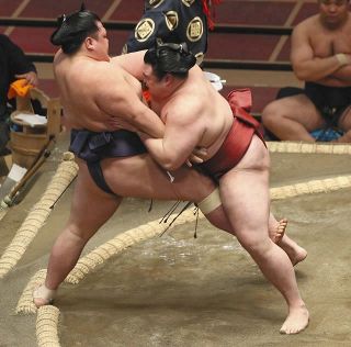 新関脇・隆の勝が三役初白星「立ち合いで負けないように、いい相撲が取れた」阿武咲を寄り切る