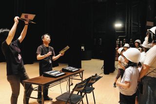 舞台の裏側ツアー、親子ら巡る　津で照明や音響の仕組み体験
