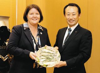 オーストラリアに生鮮アユを　岐阜県庁で面談、輸出へ期待高まる
