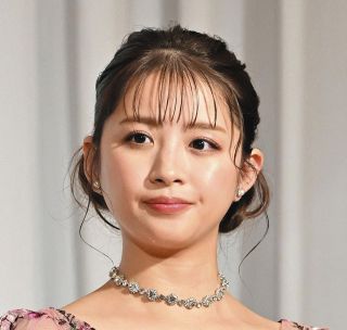 元宝塚星組トップ娘役・綺咲愛里、”激カワ”ゴルフウエア姿が話題　フォロワーは「ポスターのような一枚」「こんな子コースにいたらびっくりするわ」