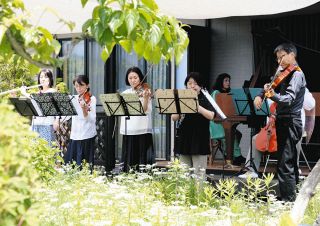 花と木漏れ日の中 心躍る演奏会　伊那の矢島さん 亡き妻の思い出とともに