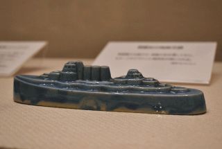 戦艦の形をした陶器製の文鎮＝津市の県総合博物館で