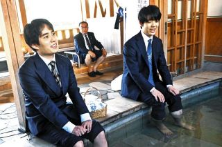 藤井聡太竜王と佐々木勇気八段「芦湯」で足湯の感想戦？　将棋竜王戦一夜明け