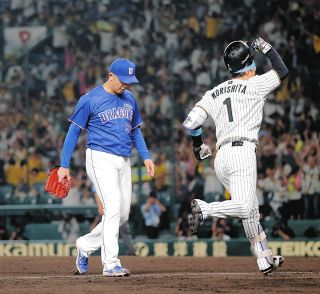 中日・上林誠知、ピンク！！ リストバンド・マスコットバット