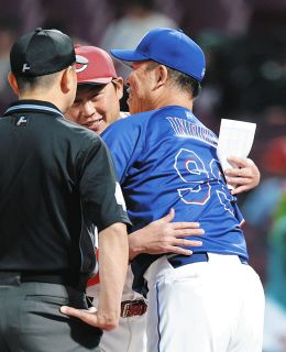 中日・井上監督、メンバー表交換時に広島・新井監督と熱い抱擁　辞任表明後初の試合
