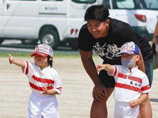 「ジャッカル」姫野和樹らサプライズ訪問　ブーム続く少年ラグビースクールとトヨタ交流　児童ら「姫野選手はパパより大きかった」