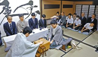 藤井聡太七冠の晴れ姿に「泣きそうになった 会うのが夢だった」小1時の担任、地元児童らの王位戦見学引率