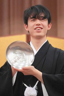 藤井聡太二冠の就位式開催　王位戦振り返り「新しい発見あった。この経験を来期に生かしたい」更なる飛躍誓う