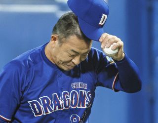 「苦しかった…」辞任の中日・井上監督「世間からの厳しいご意見は知っていた、ぐっと我慢しながらやってきた」最終戦を終え胸中を語る