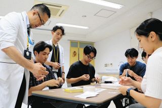 外科医育成　進む改革　「見て覚えろ」から「理論的指導」へ　非効率な教育、若手が敬遠