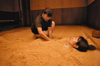 砂風呂で心も体もほかほかに、不調感じる人の憩いの場　津市・榊原温泉「サンドセラピー砂羽」　