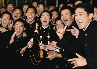 【実際の写真】ドラフト1位感ない…隅に織田翔希、横浜高ナインとの“歓喜ショット”が話題
