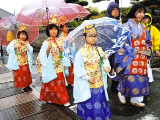 華やかな装束で稚児行列　川越の最覚寺で34年ぶり大法要