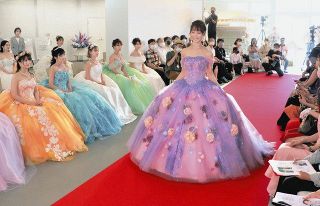 花嫁ドレス姿でモデル選考　若狭町・ブライダル美術館で初開催　　全国から２３人　観衆魅了
