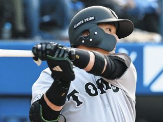 長野久義さん、引退試合で打って走って守った 8回代打で中前打、続く