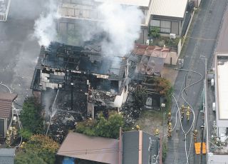 自分は世界一弱虫」 反骨の画家・吉岡弘昭さんが描く人や犬 画業60年の