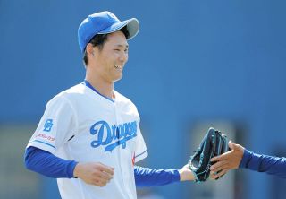 中日OB戦】89歳・法元英明総監督の始球式にスタンド大歓声 ワン 中日OB戦】89歳・法元英明総監督の始球式にスタンド大歓声 ワン