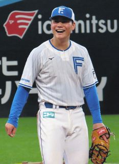海外FA権行使のロッテ沢村、古巣巨人のユニホームに袖通し「心から感謝
