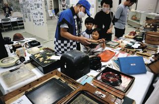 「昔のくらし」はどんな感じ？　津の久居ふるさと文学館、写真や道具で紹介