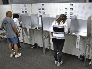 電子投票、手引に従って慌てず操作を　美濃加茂市議選期日前投票で記者が体験