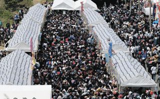æµœæ¾ã¾ã¤ã‚Šã€€éœ²åº—ã®ä»£ã‚ã‚Šã«ãƒ†ãƒ³ãƒˆã®åˆ—ã€€ã«ãŽã‚ã„å¤‰ã‚ã‚‰ãšå¤§è¡Œåˆ—