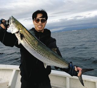 サワラ本番　ご機嫌斜めも同船者７５センチ　三重・津出船
