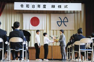 離任式で、生徒から花束を受け取る朝岡大先生（右）