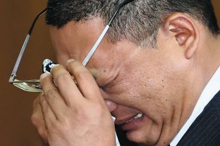 離任式のあいさつで涙を流す櫨山亮太先生。統合先の南知多中に転入し、生徒を受け入れる準備にあたる