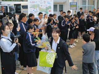 歓送式で生徒らに見送られ、笑顔を見せる尾関由里菜先生